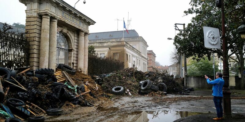 Gülle, Mist und Reifen: Landwirte haben vor dem Eingang des örtlichen Verwaltungsgebäudes in Agen reichlich abgeladen. - Foto: Fred Scheiber/AP/dpa