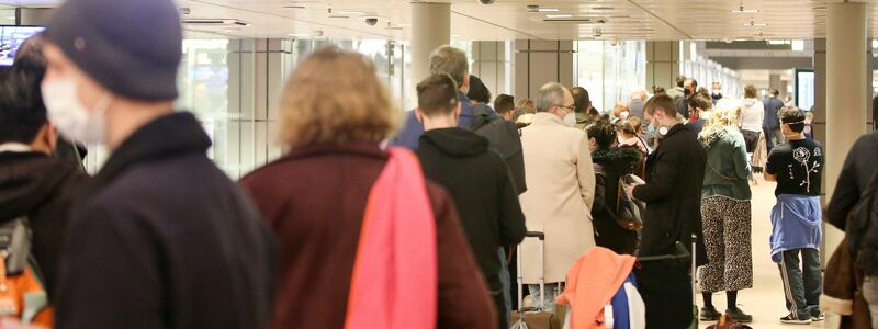 Lange Schlangen an einer Sicherheitskontrolle am Flughafen Hamburg. (Archivbild) - Foto: Bodo Marks/dpa