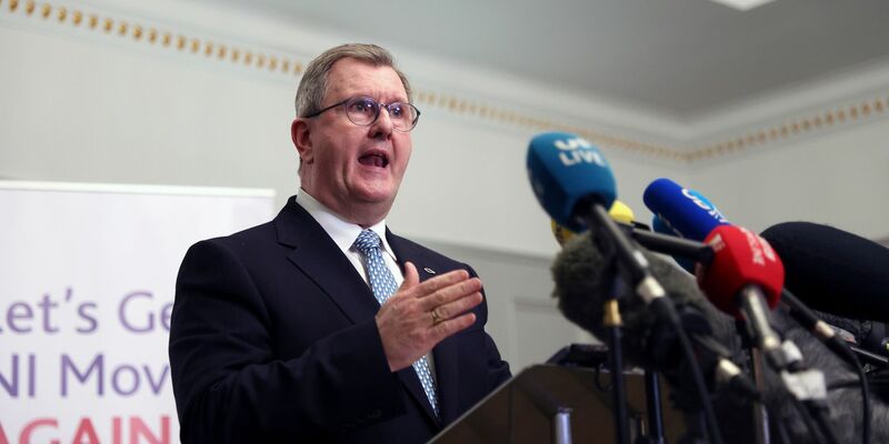 DUP-Parteichef Jeffrey Donaldson gibt eine Pressekonferenz. - Foto: Peter Morrison/AP