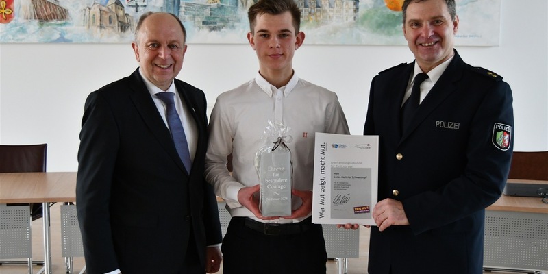 POL-PB: Courage-Ehrung: Durch mutiges Eingreifen Menschenleben gerettet - Foto: presseportal.de