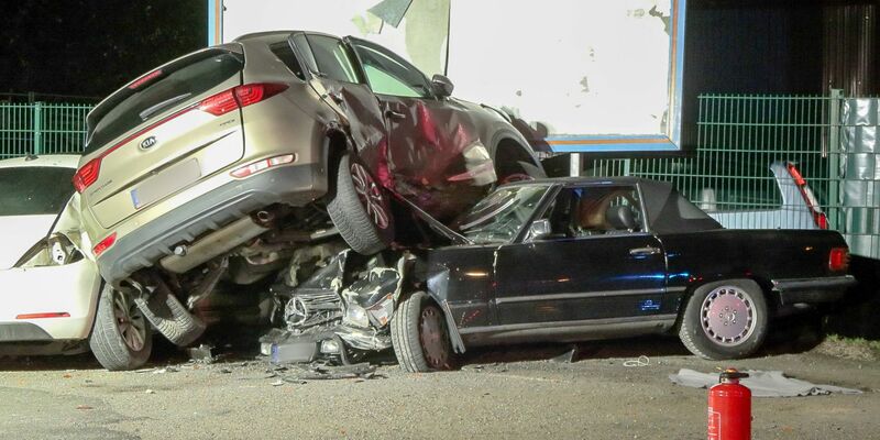 Zwei Teenager im Alter von 13 und 14 Jahren sind in Herne mit einem Auto in mehrere geparkte Autos gerast und schwer verletzt worden. - Foto: S. W./7aktuell.de/dpa