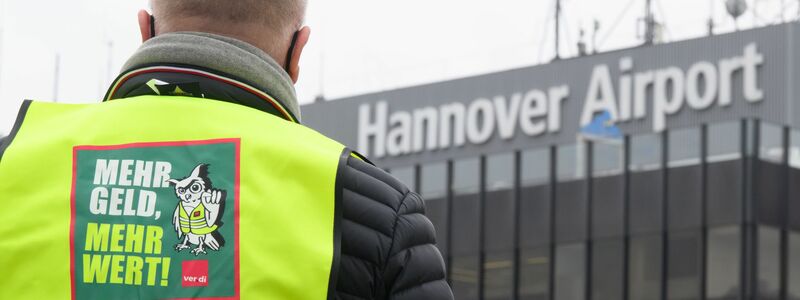 Die Luftsicherheitskräfte vom Flughafen Hannover legen ihre Arbeit nieder. (Archivbild) - Foto: Julian Stratenschulte/dpa