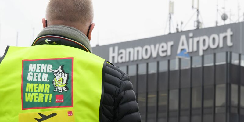 Ohne Sicherheitspersonal ist kein Zugang und damit auch kein Betrieb der Sicherheitsbereiche an den Flughäfen möglich. - Foto: Julian Stratenschulte/dpa