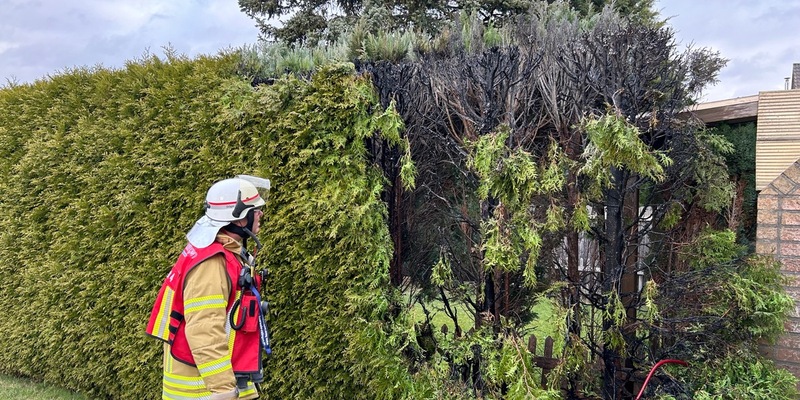 FW Ratingen: Heckenbrand in Lintorf - Foto: presseportal.de