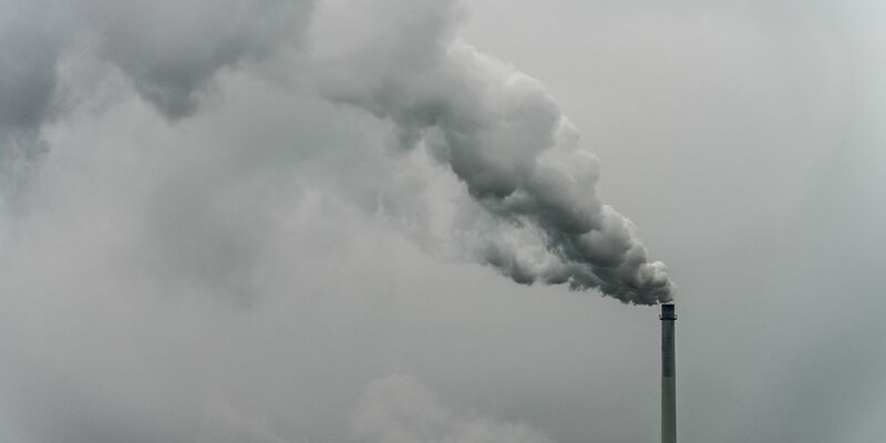Qualm steigt aus dem Schornstein einer Fabrik. Laut dem Europäischen Wissenschaftlichen Beirat zum Klimawandel wird zur Erreichung der EU-Klimaziele noch nicht genug getan. - Foto: Armin Weigel/dpa