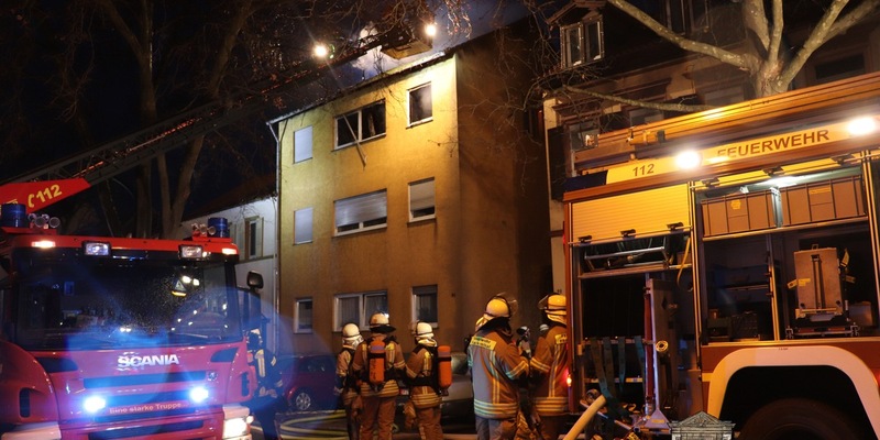 FW Frankenthal: Brand zerstört Wohnung und Dachstuhl - Foto: presseportal.de