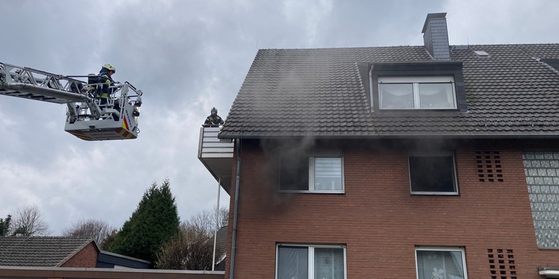 FW Dinslaken: Zimmerbrand, Feuerwehr rettet Katze - Foto: presseportal.de