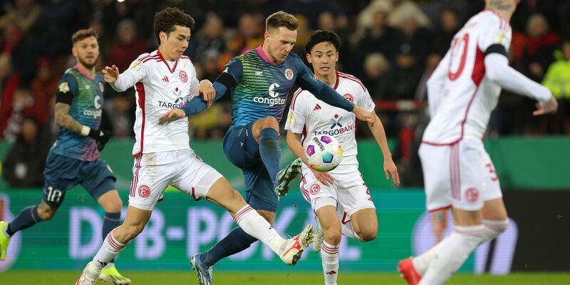 Kann den Elfmeterschuß zum 0:1 nicht halten: St. Paulis Torwart Sascha Burchert. - Foto: Christian Charisius/dpa