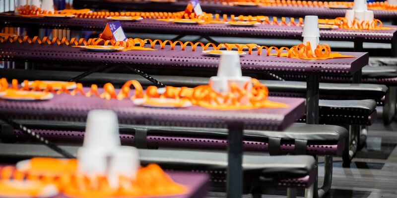 Für Kindergeburtstage greifen einige Eltern, wie hier in einem Trampolinpark, tief in die Tasche. Viele davon fühlen sich unter Druck gesetzt. - Foto: Christoph Soeder/dpa