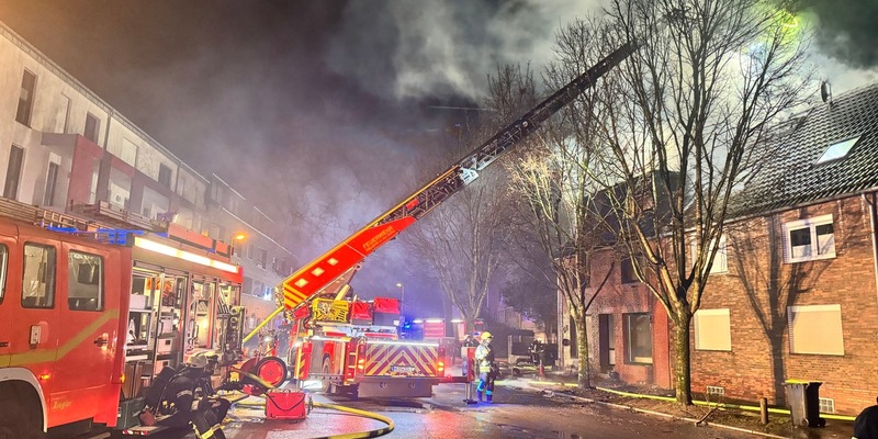 FW-MH: Dramatischer Dachstuhlbrand mit einer schwerverletzten Person in Mülheim an der Ruhr - Foto: presseportal.de