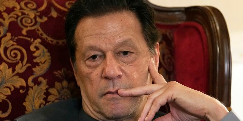 Imran Khan ist innerhalb von zwei Tagen zu insgesamt 24 Jahren Haft verurteilt worden. - Foto: K.M. Chaudary/AP