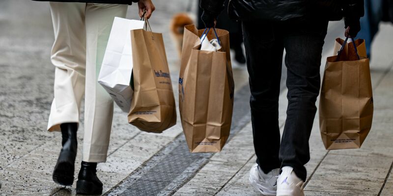 Die Geschäfte der Einzelhändler sinken ein wenig mehr als zuvor prognostiziert. - Foto: Fabian Sommer/dpa