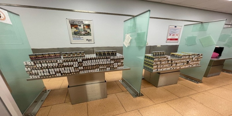 HZA-IZ: Hauptzollamt Itzehoe verhindert gewerbsmäßigen Zigarettenschmuggel - 31.600 Zigaretten bei einer Reisenden am Flughafen Hamburg festgestellt - Foto: presseportal.de