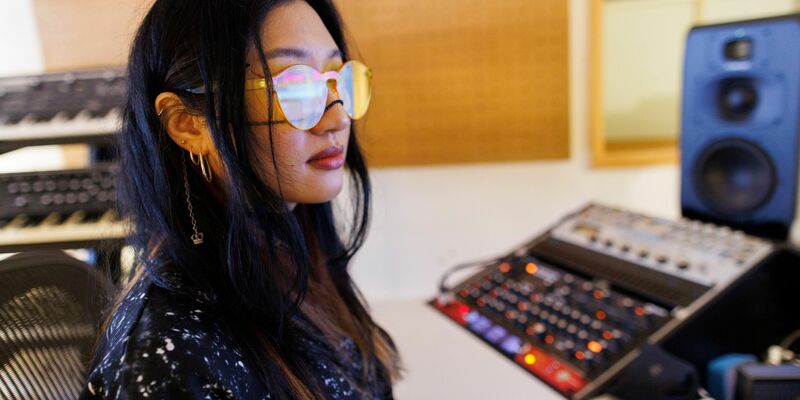 Musikerin Rania Kim zwischen Displays, Anlagen und Instrumenten in einem Studio in Berlin. - Foto: Carsten Koall/dpa