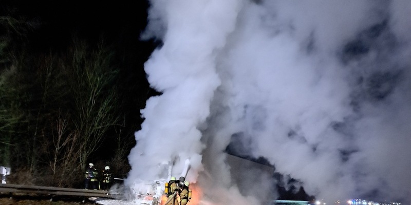 FW Pforzheim: LKW-Brand auf der BAB 8 - Foto: presseportal.de