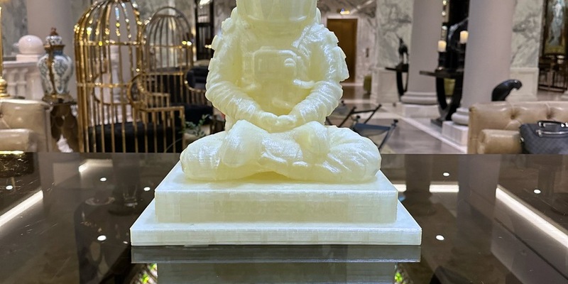 Kunst trifft Nachhaltigkeit: Camm Solutions und MemoriesForArt präsentieren den 3D-gedruckten, umweltfreundlichen Astronauten-Buddha - Foto: presseportal.de