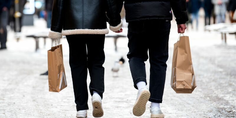 Passanten mit Einkaufstüten: Jeder zweite Händler rechnet damit, dass die Umsätze 2024 schlechter sein werden als im Vorjahr. - Foto: Daniel Bockwoldt/dpa