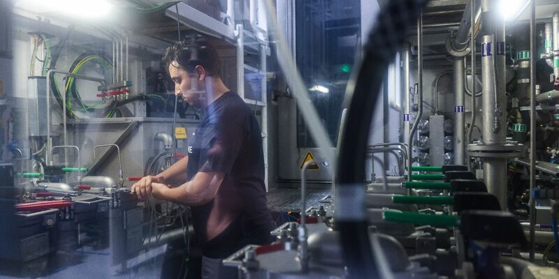 Eine Fachkraft aus Marokko während seiner Tätigkeit in einer Firma für Antriebstechnik. - Foto: Jan Woitas/dpa