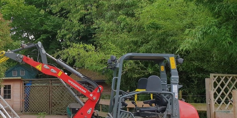 POL-NE: Unbekannte stehlen roten Kompakt-Radlader - Foto: presseportal.de