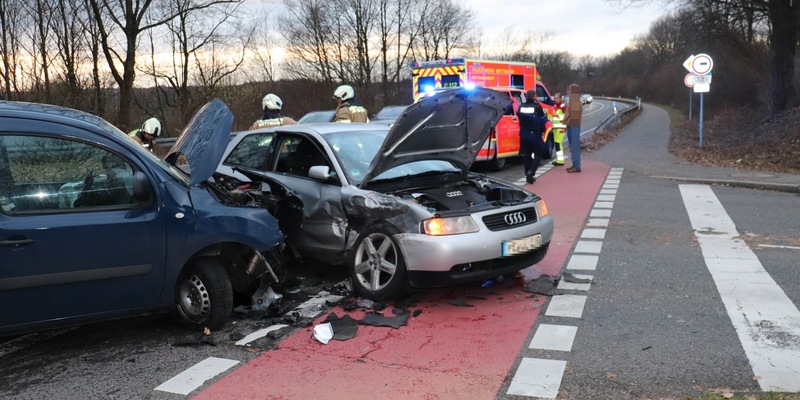 POL-ME: Kollision mit Gegenverkehr: 49-Jähriger und Tochter schwer verletzt - Mettmann 2401117 - Foto: presseportal.de