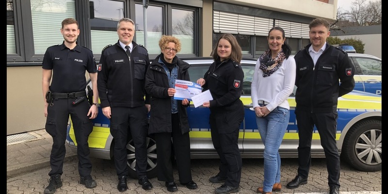 POL-HI: Polizeiinspektion Hildesheim spendet 300 Euro an das Frauenhaus - Foto: presseportal.de