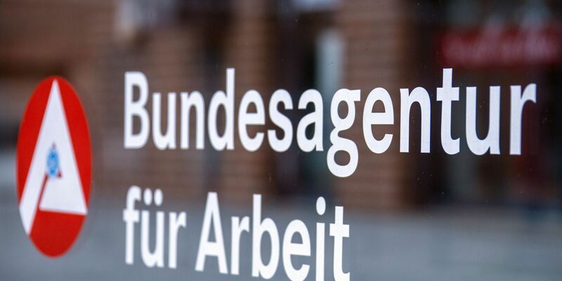 Ein Hinweisschild für die Bundesagentur für Arbeit: Es fehlen Arbeitskräfte an allen Ecken und Enden. - Foto: Jens Büttner/dpa