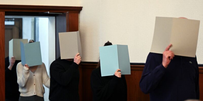 Die Angeklagten kommen in Dortmund den Gerichtsaal. Der Prozess nach tödlichen Polizeischüssen auf einen jungen Flüchtling wird fortgesetzt. - Foto: Federico Gambarini/dpa