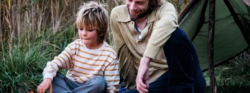 Rickerl (Voodoo Jürgens) möchte ein guter Vater für seinen Sohn Dominik (Ben Winkler) sein. - Foto: Alessio M.Schroder/Pandora Film/dpa