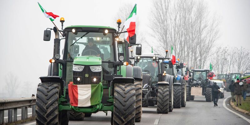 Landwirte fahren mit ihren Traktoren eine Straße an der Mautstelle von Melegnano in der Nähe von Mailand entlang. - Foto: Claudio Furlan/LaPresse/dpa
