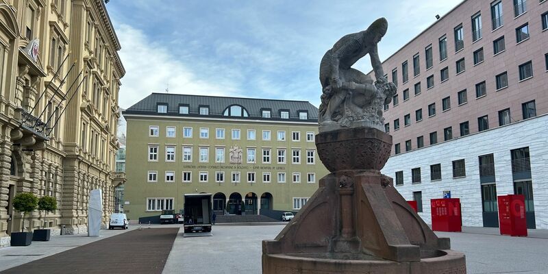 Der Silvius-Magnago-Platz in Südtirols Hauptstadt Bozen, links der Sitz der Landesregierung, in der Mitte das Parlamentsgebäude. - Foto: Christoph Sator/dpa