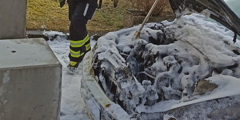 FW-M: PKW in Flammen (Waldtrudering) - Foto: presseportal.de