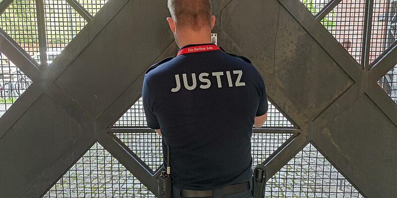 Wachmeister schließt ein Gefängnistor auf (Archiv) - Foto: über dts Nachrichtenagentur