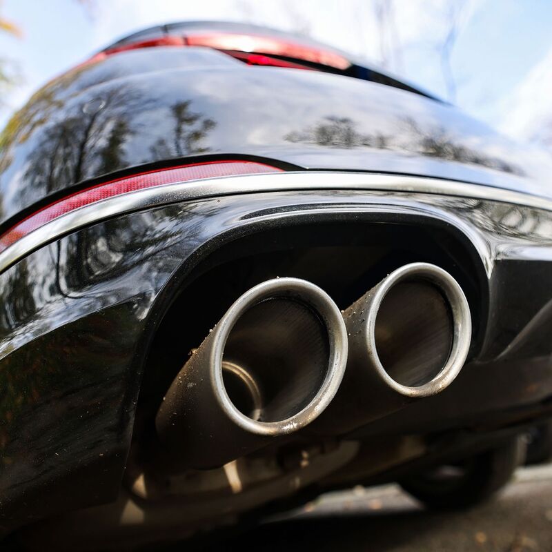 Autohersteller müssen seit 2010 den CO2-Ausstoß ausweisen und Abgaben zahlen müssen, wenn sie bestimmte Grenzen überschreiten. - Foto: Oliver Berg/dpa