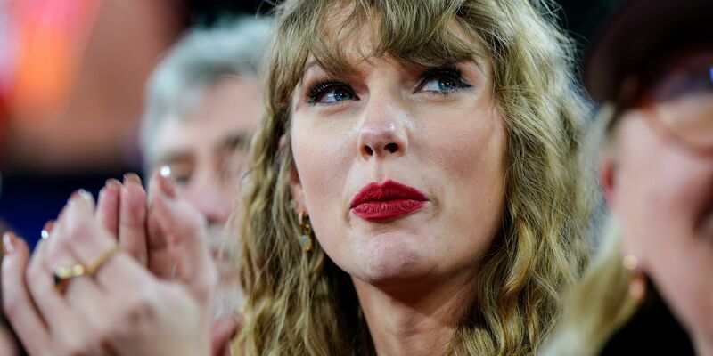 Taylor Swift bei einem NFL-Spiel in Baltimore. - Foto: Julio Cortez/AP/dpa