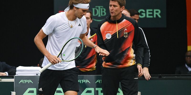 Davis-Cup-Teamchef Michael Kohlmann (r) ist überzeugt von Alexander Zverevs Potenzial. - Foto: Harald Tittel/dpa