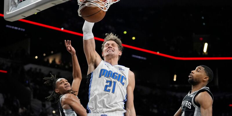 Moritz Wagner von den Orlando Magic beim Dunking. - Foto: Eric Gay/AP/dpa