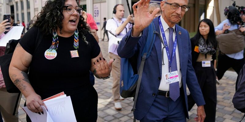 John Podesta (r) ist derzeit Berater für Innovation und Umsetzung sauberer Energien. - Foto: Joshua A. Bickel/AP/dpa