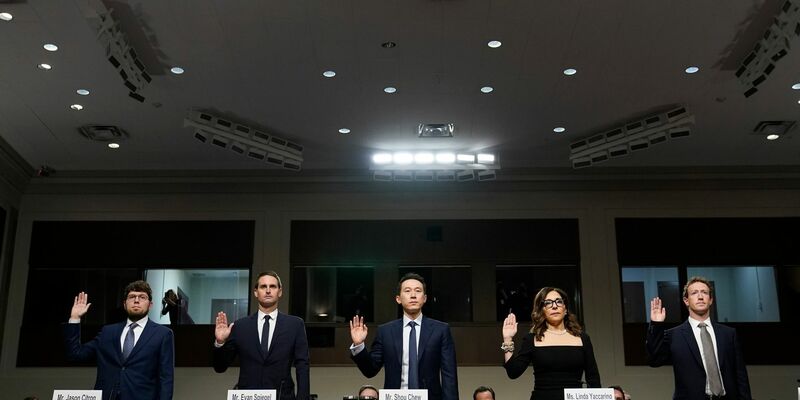 Mark Zuckerberg (Meta, v.r.), Linda Yaccarino (X), Shou Zi Chew (TikTok), Evan Spiegel (Snap) und Jason Citron (Discord) zu Beginn der Anhörung in Washington. - Foto: Susan Walsh/AP/dpa