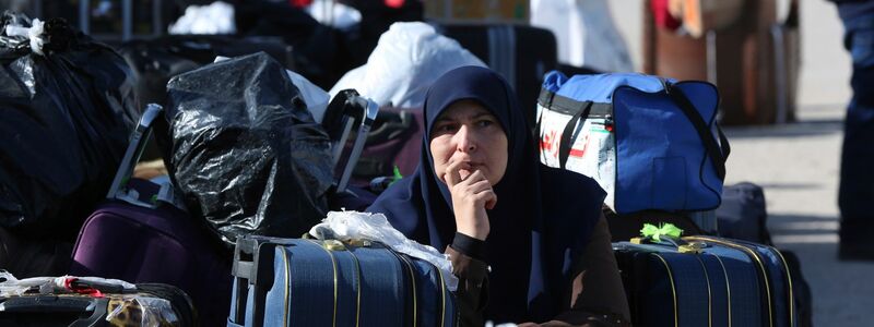 Rafah ist der einzige nicht von Israel kontrollierte Zugang zu Gaza im Nordosten Ägyptens: Palästinenser warten darauf, den Rafah-Übergang zu passieren. - Foto: Mohammed Asad/AP/dpa