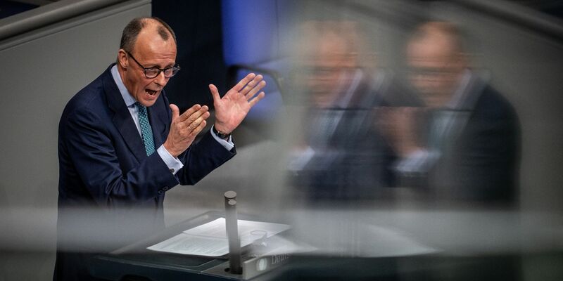 Unionsfraktionschef Friedrich Merz wirft den Koalitionsfraktionen SPD, Grüne und FDP Wahlrechtsmanipulation zugunsten von Kulturstaatsministerin Claudia Roth vor. - Foto: Michael Kappeler/dpa