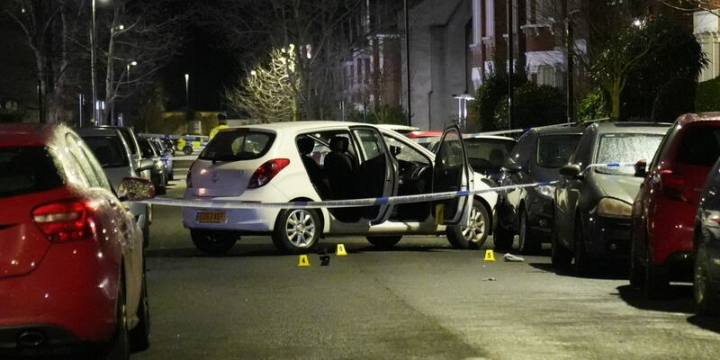 Die Polizei hat den Tatort abgesperrt. - Foto: James Weech/PA Wire/dpa