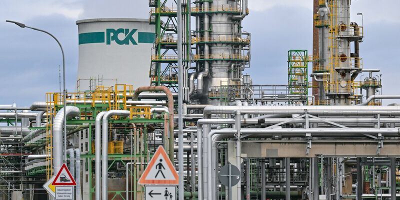 Die PCK-Raffinerie in Schwedt versorgt große Teile Nordostdeutschlands mit Benzin und Diesel. - Foto: Patrick Pleul/dpa