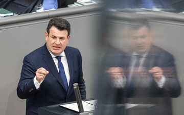 Armin Laschet, CDU, Vorsitzender des Auswärtigen Ausschusses des Bundestages, fordert eine deutsch-französische Initiative für Verhandlungen mit Russland über einen Waffenstillstand in der Ukraine. (Archivbild) - Foto: Hannes P. Albert/dpa