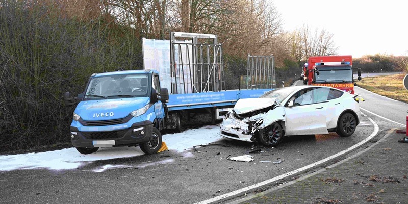 FW Pulheim: PKW kollidiert mit Kleinlaster - Foto: presseportal.de