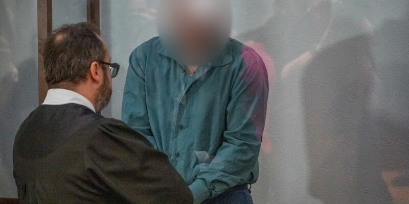 Der Angeklagte (r) wird in Hof zu einer langer Haftstrafe verurteilt. - Foto: Daniel Vogl/dpa