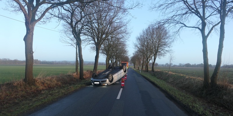 POL-CUX: Pkw überschägt sich nach Kollision mit einem Baum im Bereich Mittelstenahe - Foto: presseportal.de