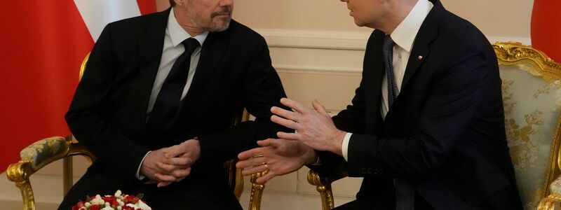 König Frederik X. (l) im Gespräch mit dem polnischen Präsidenten Andrzej Duda. - Foto: Czarek Sokolowski/AP/dpa