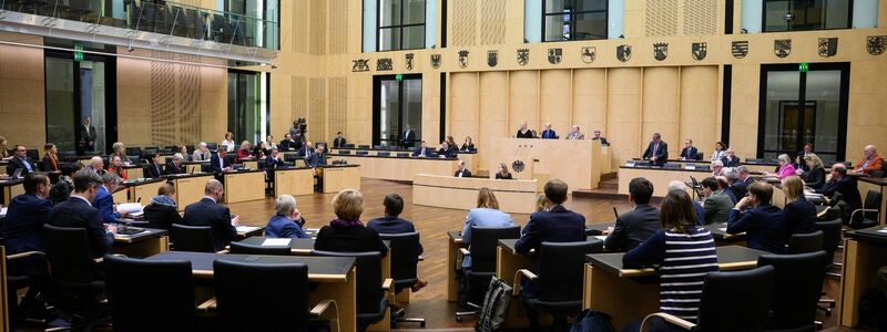 Beratungen im Bundesrat: Der Bundesrat muss dem Haushaltsfinanzierungsgesetz nicht zustimmen, könnte aber Einspruch einlegen. - Foto: Bernd von Jutrczenka/dpa