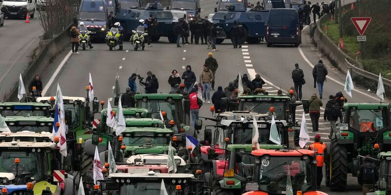 In Frankreich protestieren Landwirte für eine bessere Bezahlung, weniger Bürokratie und Schutz vor Billigimporten. - Foto: Thibault Camus/AP/dpa