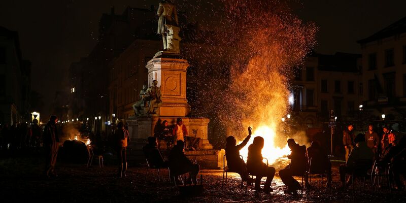 Landwirte haben vor dem EU-Parlament Gegenstände in Brand gesetzt, um gegen Umweltauflagen zu protestieren. - Foto: Omar Havana/AP/dpa